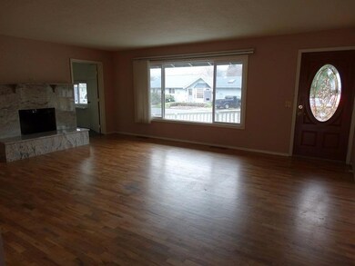 588 N 5th St, Central Point, OR 97502 - photo 3