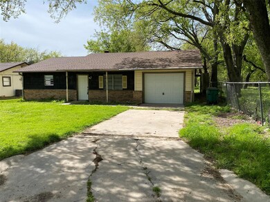 1821 S Lindsay St, Gainesville, TX 76240 - photo 2