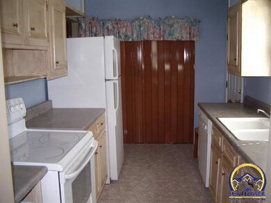 1325 SW Croix St, Topeka, KS 66611 - photo 4