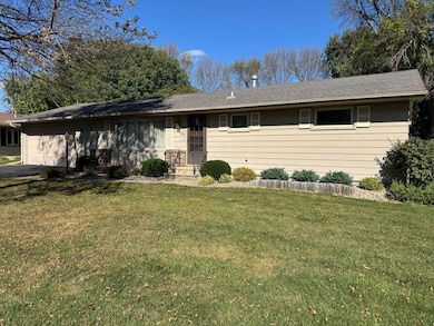 1115 Swanhill Dr, Albert Lea, MN 56007 - photo 2