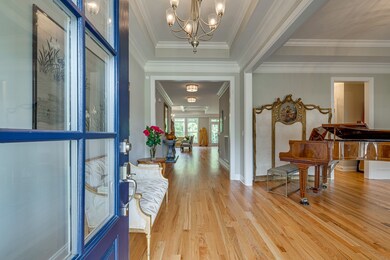 WIDE ENTRY FOYER
