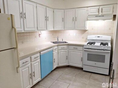 303 Michaels Ct, Woodbridge, NJ 07095 - photo 3