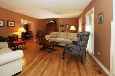 1536 Clyde Dr, Naperville, IL 60565 - photo 2