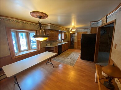 Eat in area w bay window