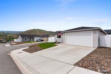1110 S Nevada Ave, East Wenatchee, WA 98802 - photo 2