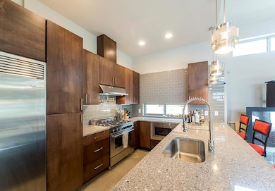 2501 E 9th St, Austin, TX 78702 - photo 6