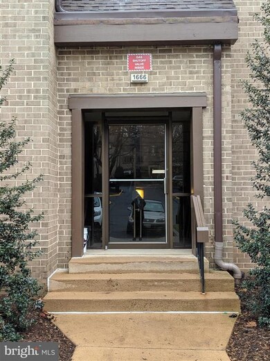 1666 Parkcrest Cir unit 301, Reston, VA 20190 - photo 2