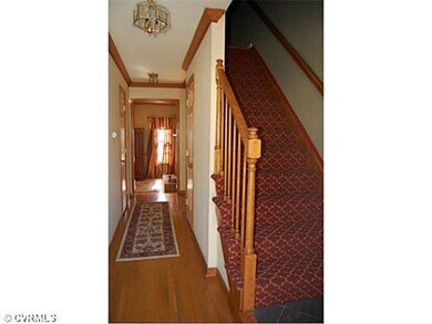 Foyer - Hardwood, crown moulding