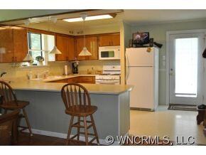 Kitchen and breakfast bar