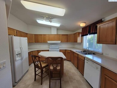 355 Old Inland Empire Hwy unit 55, Prosser, WA 99350 - photo 3