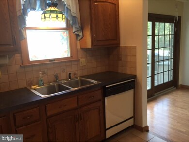 705 Chestnut St, Shoemakersville, PA 19555 - photo 4