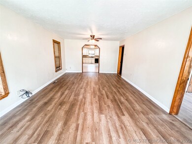 416 Locust Ave, Eufaula, OK 74432 - photo 4