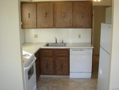 1082 Pine Grove Cir unit 4C, Allentown, PA 18106 - photo 4