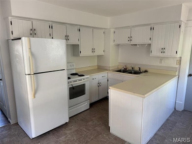 418 N 7th St, Vandalia, IL 62471 - photo 2