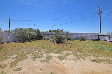 Front Yard w. Metal Fence