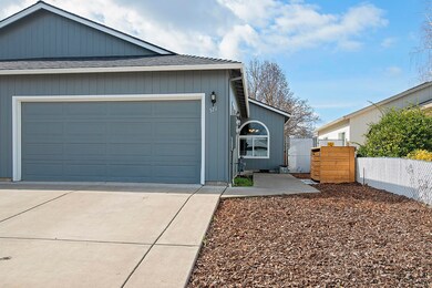 571 Mountain View Dr, Central Point, OR 97502 - photo 2