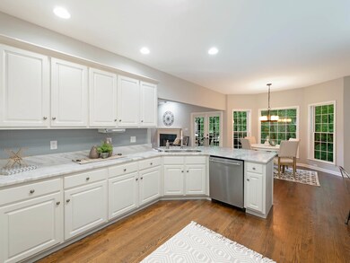 Eat-in-Kitchen w/Bay Windows