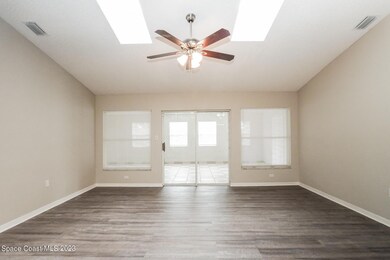 002-photo-living-room-11125368