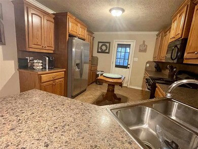 500 E Greenfield Dr, Wake Village, TX 75501 - photo 4