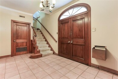 Foyer /front door