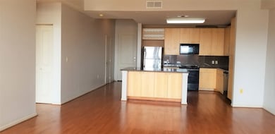 Open floorplan. Island kitchen. Front door and hal