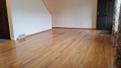 5761 Hallridge Living room