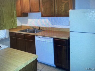 Kitchen with a sink, freestanding refrigerator, di