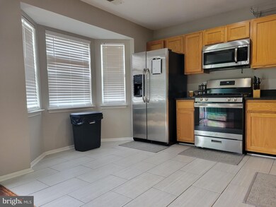 4910 Wall Flower Way, Oxon Hill, MD 20745 - photo 4