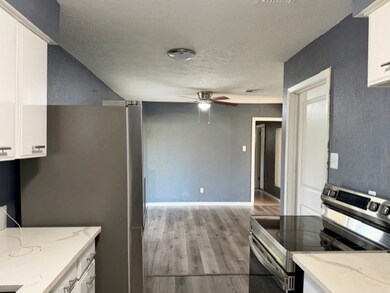 15242 Dogwood Tree St, Houston, TX 77060 - photo 4