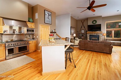 661_singletree_e_kitchen_living
