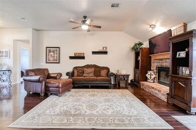 4004 Gyrfalcon Dr, Norman, OK 73072 - photo 3