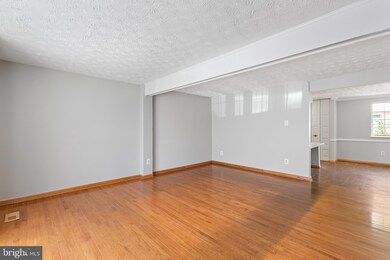 9008 Golden Leaf Ct, Springfield, VA 22153 - photo 4