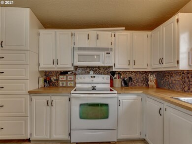 1077 SW Clawson Cir, Troutdale, OR 97060 - photo 6