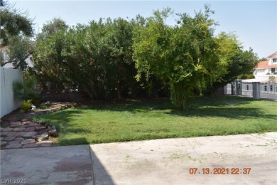 LARGE FENCED FRONT YARD (RIGHT SIDE OF DRIVEWAY)