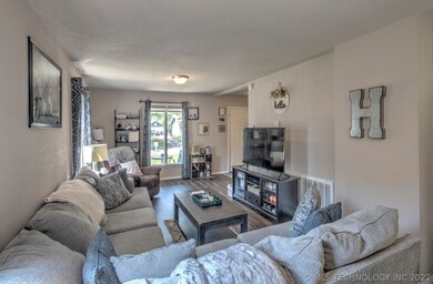 114 E 6th St, Claremore, OK 74017 - photo 5