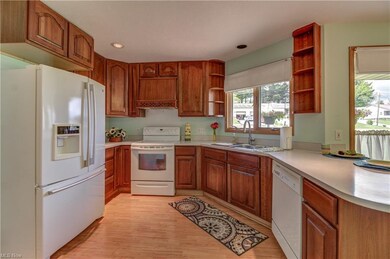 Lovely kitchen with lots of counter space!