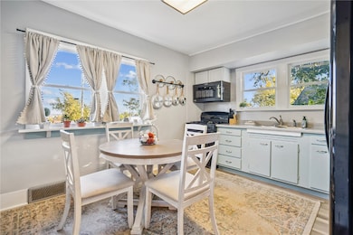 1132 21st Ave SW, Cedar Rapids, IA 52404 - photo 2