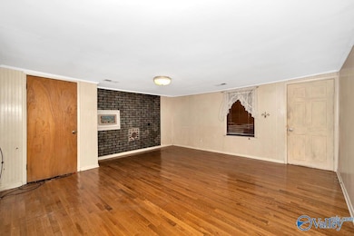 wood flooring, crown molding