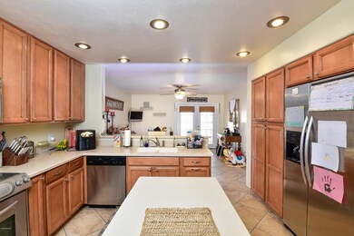 Large Kitchen w/Island