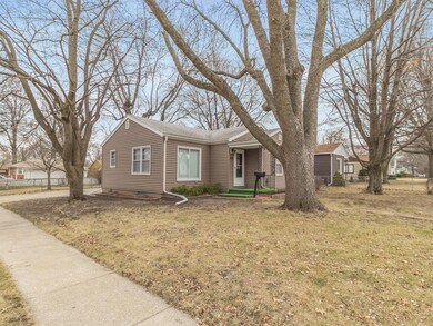 4051 40th St, Des Moines, IA 50310 - photo 2