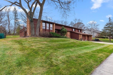 727 Browning Cir, Oconomowoc, WI 53066 - photo 2