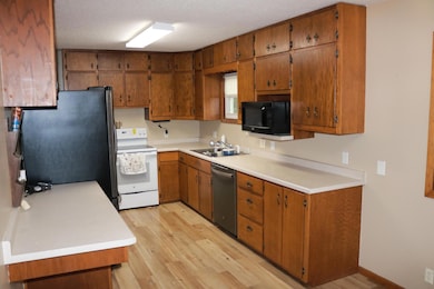 1520 N Elm St, Fairmont, MN 56031 - photo 2