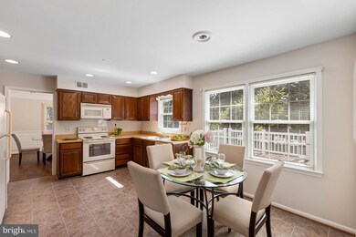 8207 Labbe Ln, Vienna, VA 22182 - photo 7