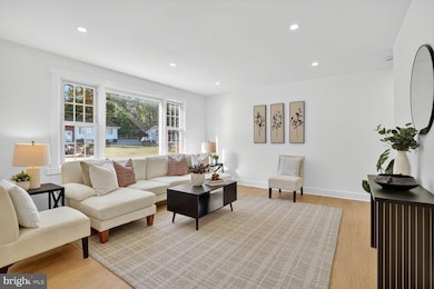 8915 Sylvania St, Lorton, VA 22079 - photo 3