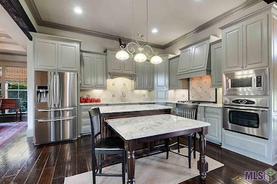 3 cm granite, beautiful cabinets, gas stovetop, bu