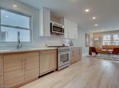 81 Mission St unit 2, Montclair, NJ 07042 - photo 4