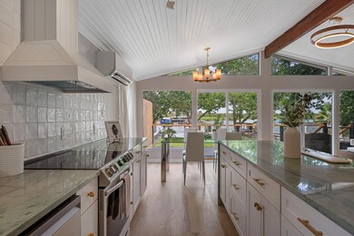 Kitchen with appliances with stainless steel fini