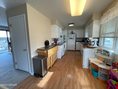 1515 S 18th St, Grand Forks, ND 58201 - photo 4