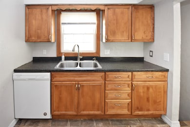 1529 1st St SW, Minot, ND 58701 - photo 3