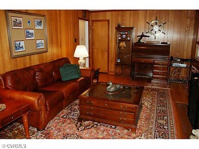 Den/Family/Great Room - Cozy Family Room w/a Wood 